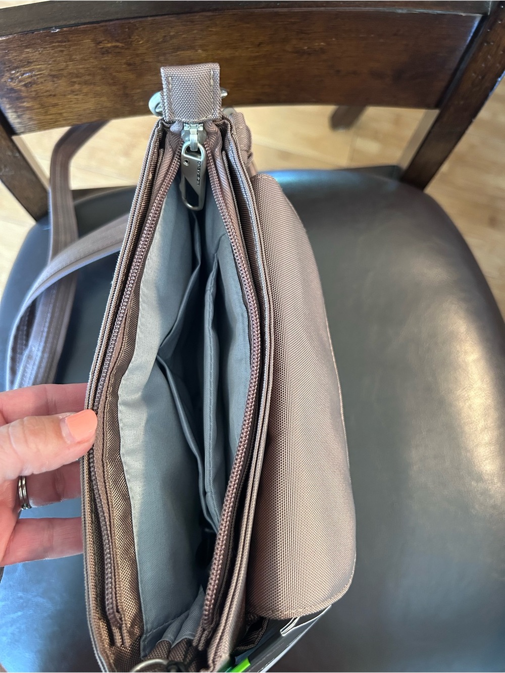 Travelon NWT Anti-theft Crossbody Bag - Picture 6 of 10